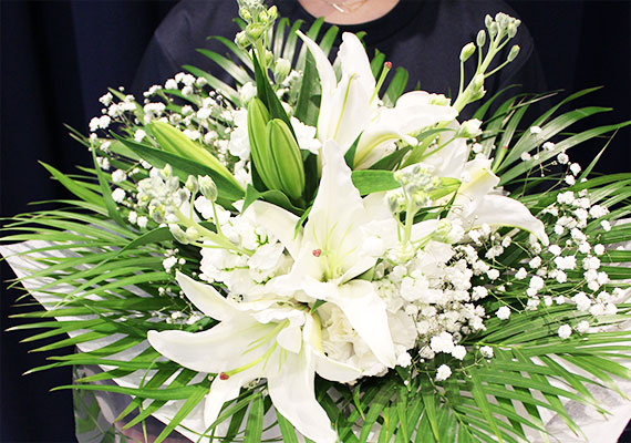 私たちフローリストが哀悼の想いをお花に託してお届けします01