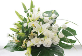 私たちフローリストが哀悼の想いをお花に託してお届けします02