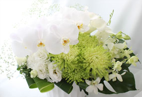 私たちフローリストが哀悼の想いをお花に託してお届けします03